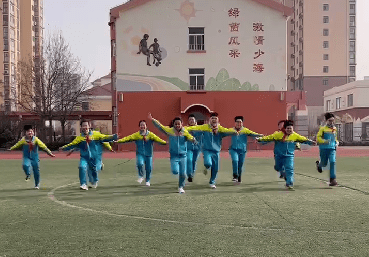 红包玩偶兔、敲响鸣志鼓、情景剧展演……胶州那几所小学开学首日仪式感拉满