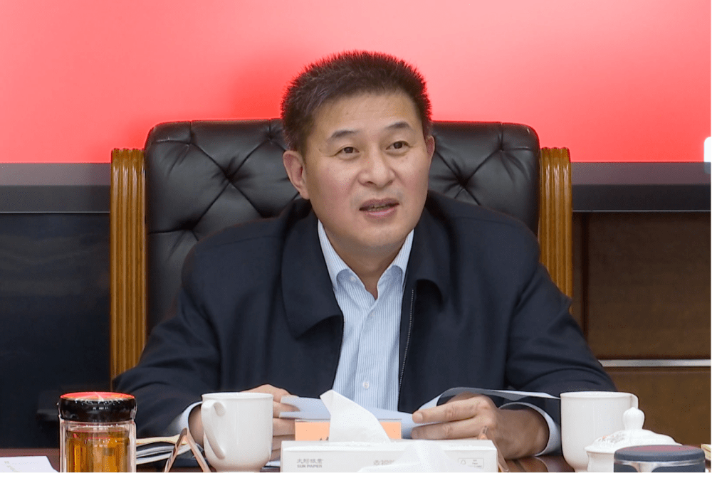 会议首先进行了区人大常委会党组理论学习中心组(扩大)学习,徐晓枫