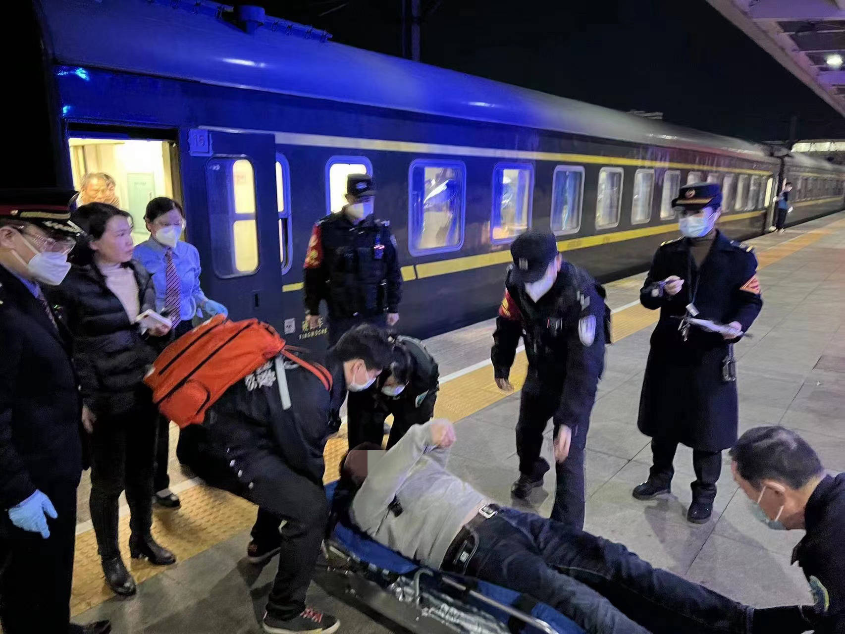 2023年2月1日21时许,由深圳北站开往上海南站的t102次旅客列车即将