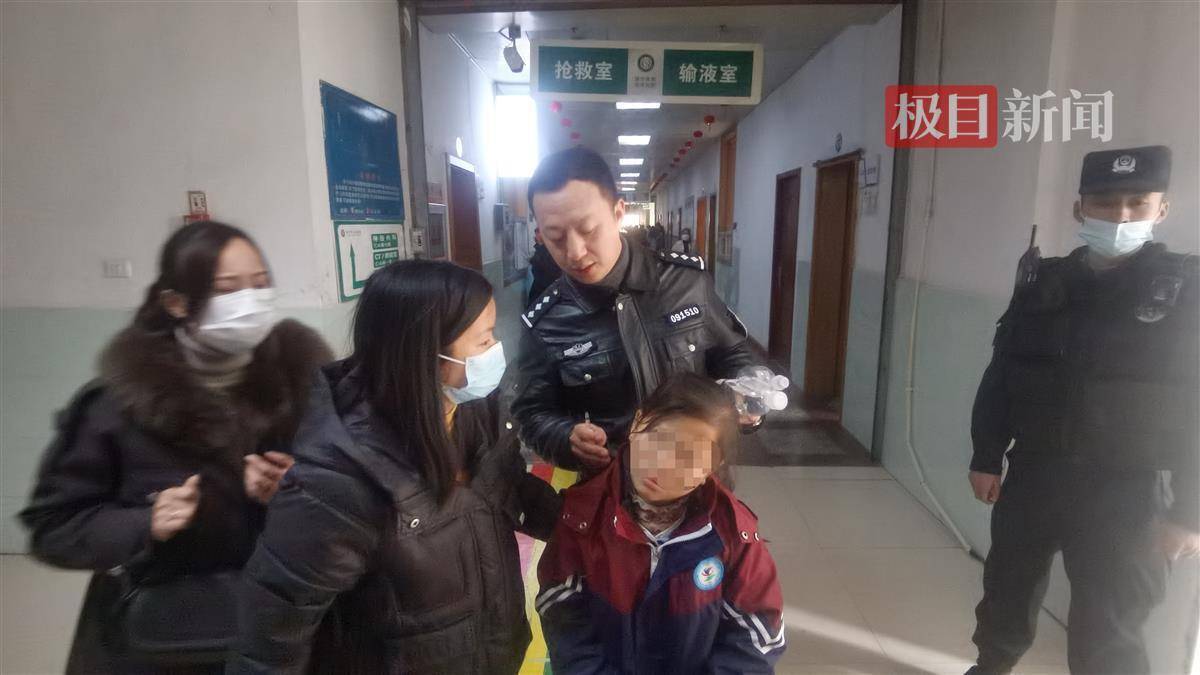 开学首日学生头部撞伤，特警火速送医_曾彪_女孩_利川