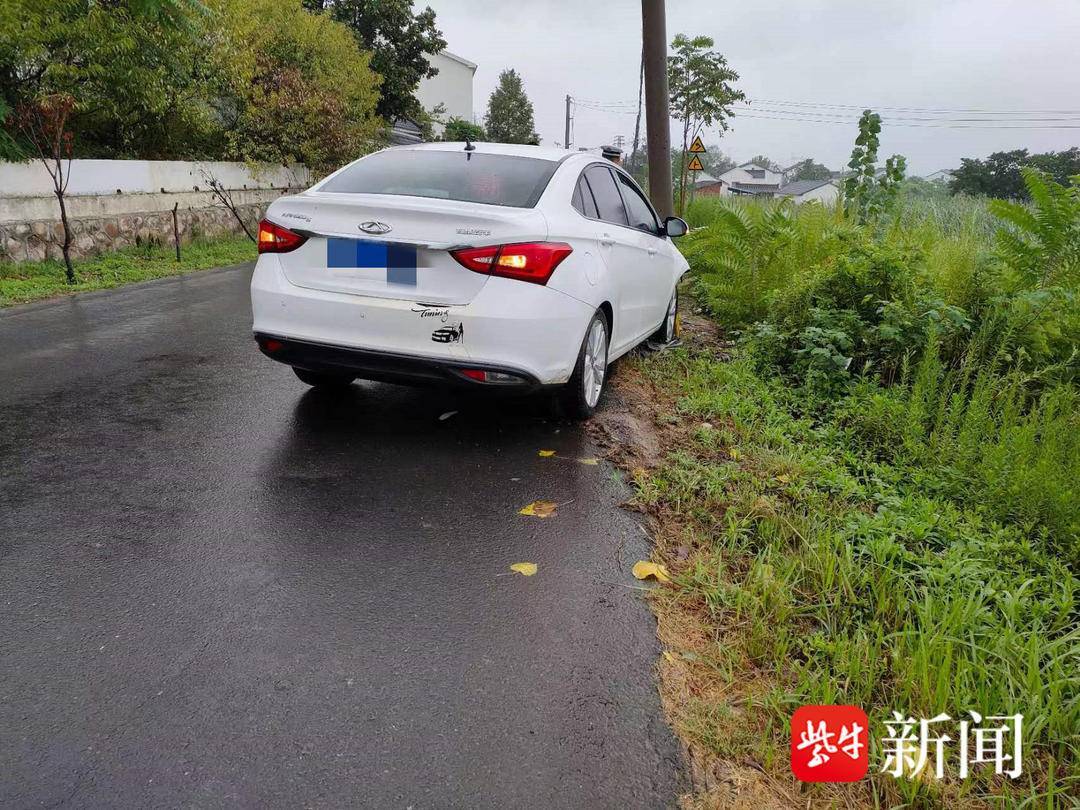 雨天路滑小轿车失控，碰上电线杆“削去”车头半边脸