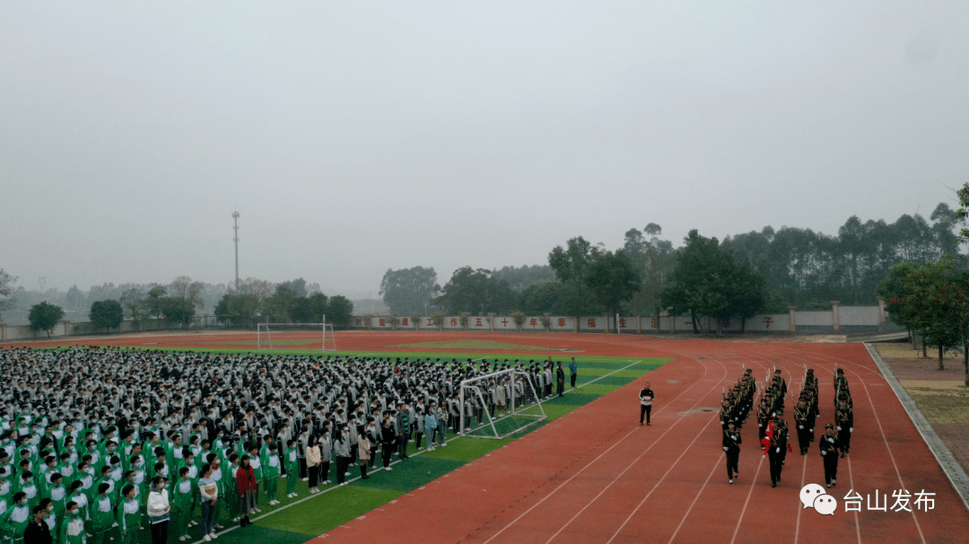 新宁中学△新宁中学在学校广场举行2022—2023学年度第二学期开学典礼