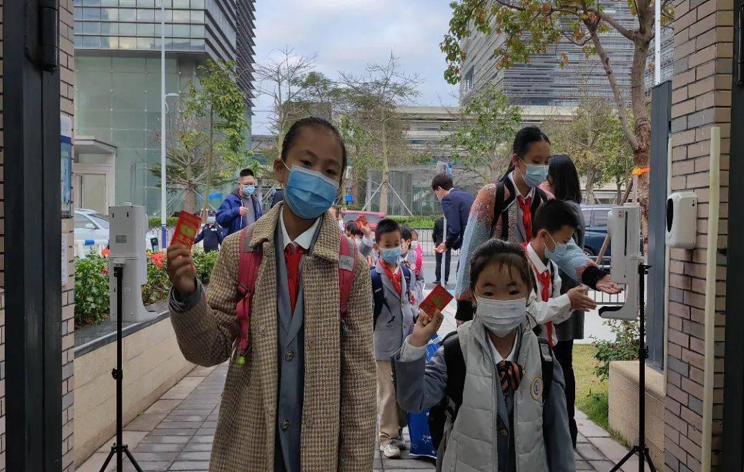 7横琴第一中学横琴第一中学在开学第一天,三位校长头戴兔子帽,琴琴,园