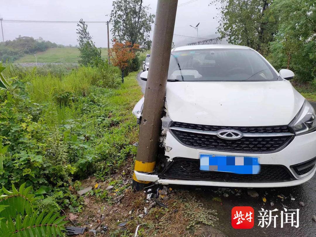 雨天路滑小轿车失控，碰上电线杆“削去”车头半边脸