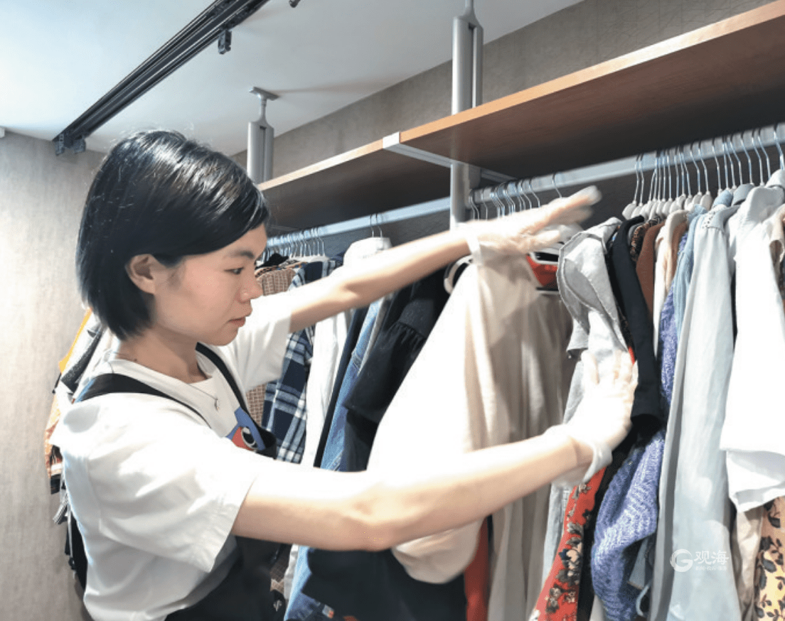 整理收纳师"挂挂小姐"正在做衣橱整理.