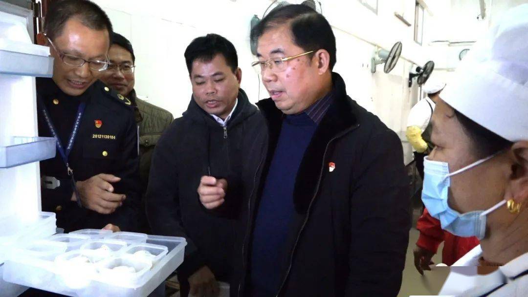 检查中,韦佳勇到学校食堂餐厅和后厨操作间详细查看学