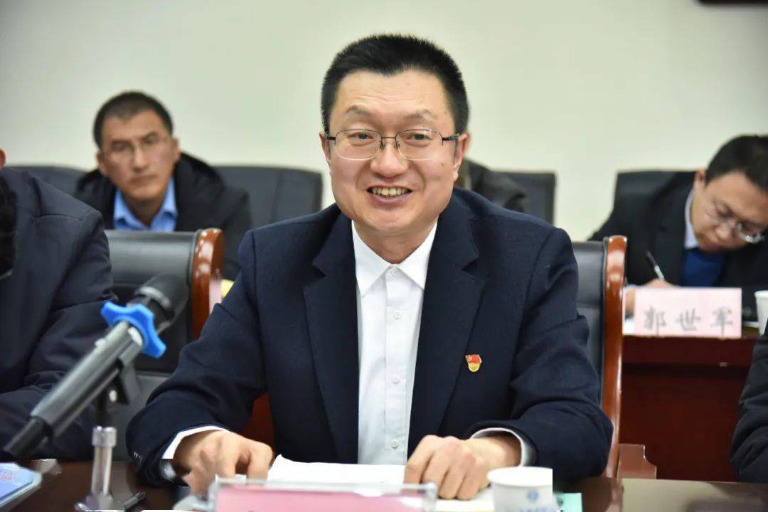 县人大常委会副主任,石楼中学校长 宋小泉石楼中学校长宋小泉进行总结