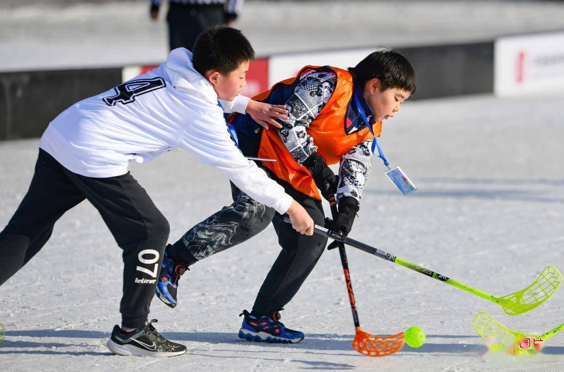 首届雪地软式曲棍球公开赛开赛_比赛_参赛队_图片