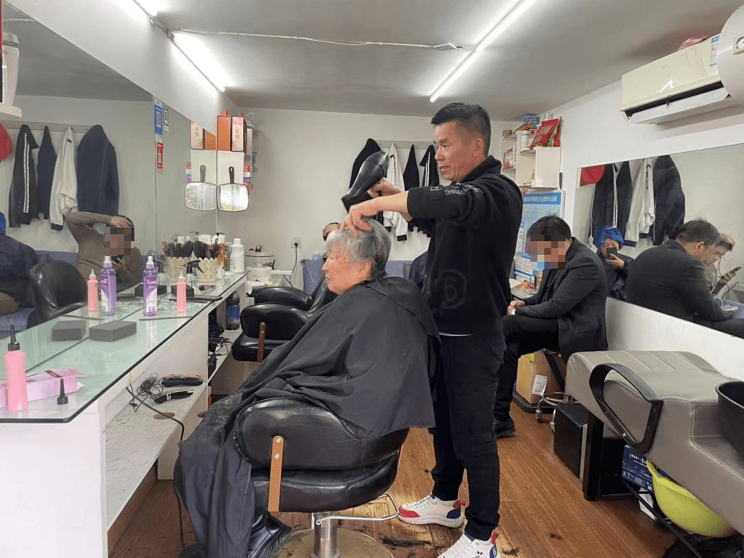 洗剪吹收费80元万地广场的一家烫染店现在已经恢复到原来的价格了去年