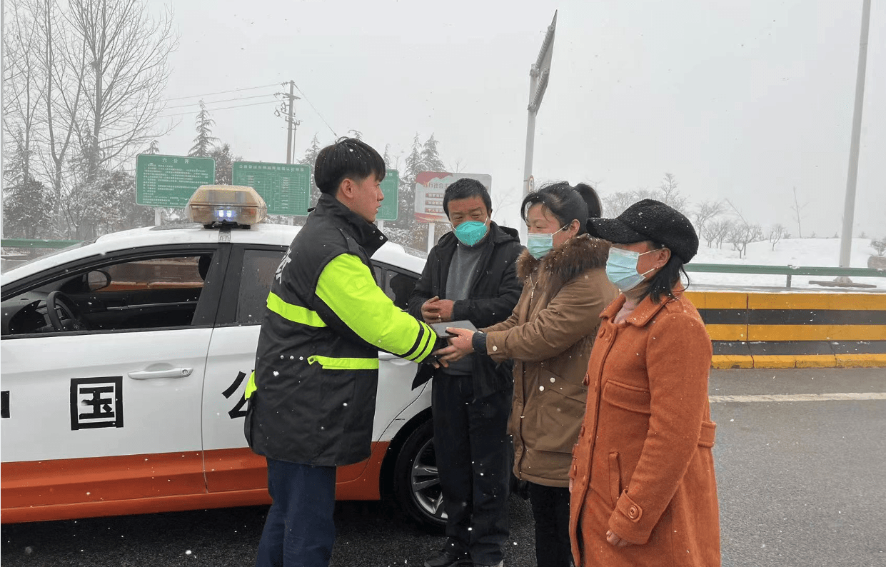 战严寒 斗风雪！奋力清雪保通顺 守护安然出行