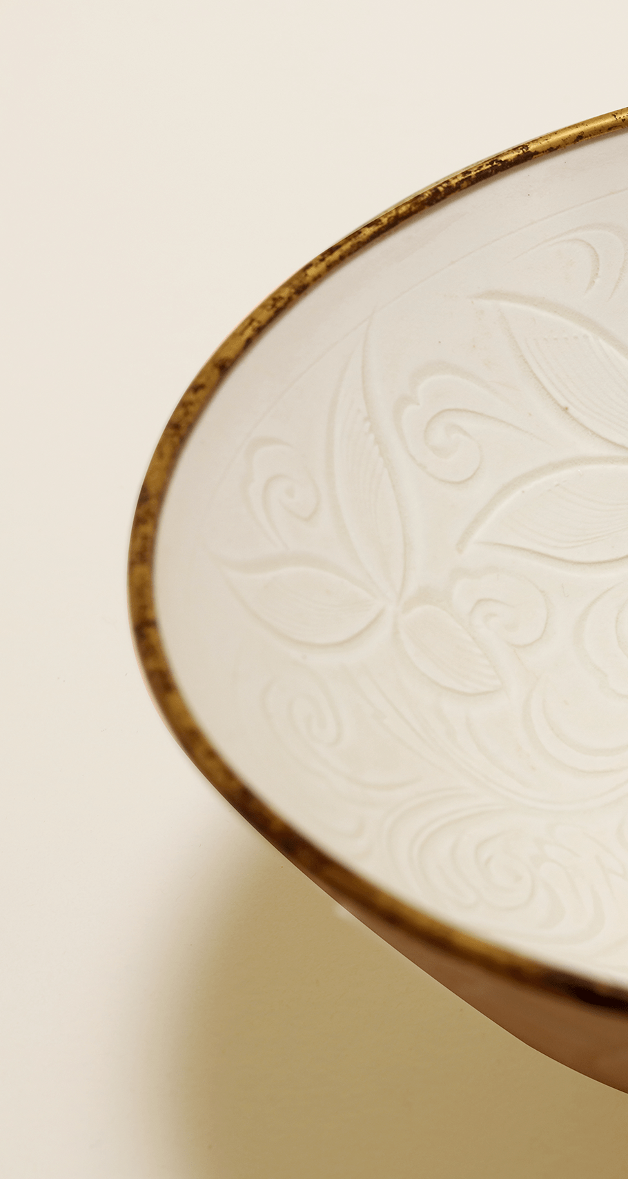 明定窑白釉刻划萱花大笠式碗