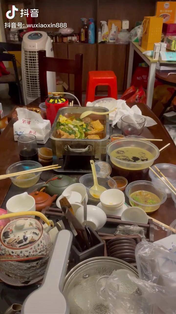还说以后再也不喝了,可隔了两天又约姐妹家里继续吴小新两公婆