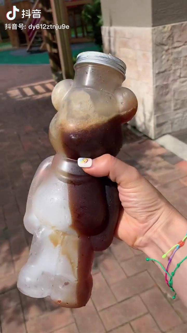 网红暴力熊奶茶瓶 好看 好用 快给ta安排个吧 新奇特创意 抖in好物