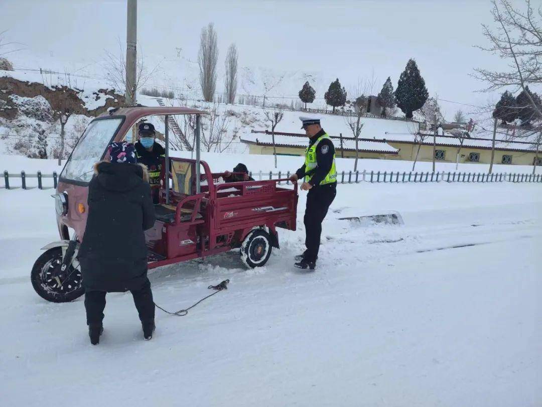 #实时路况# 靖远公安交警冰雪气候出行平安提醒