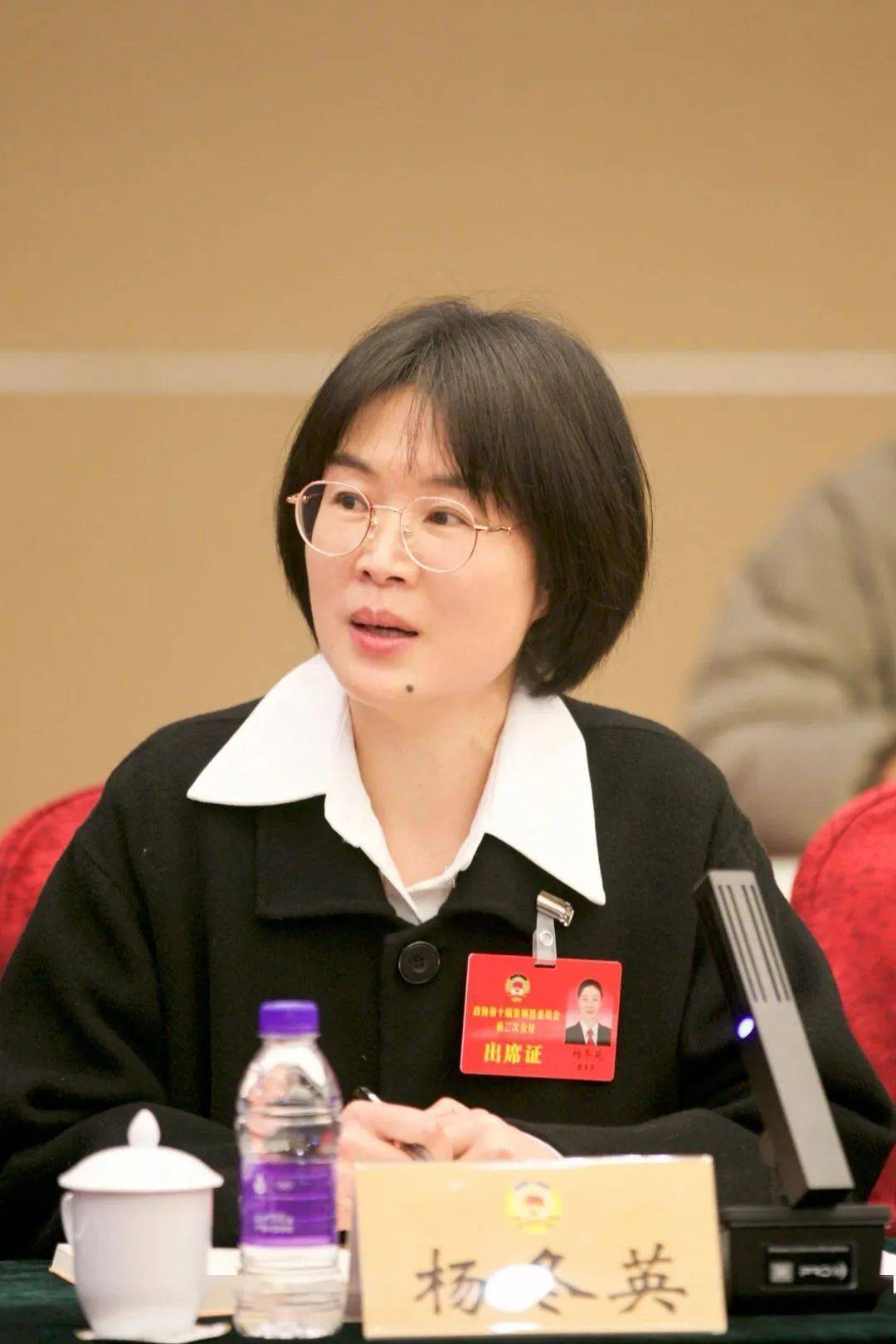 杨冬英委员要利用委员工作室等平台进一步联系群众,服务民生,倾听群众