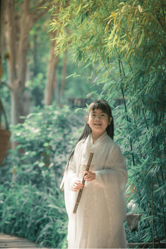 童星歌手王子萌与文章合作演唱《巨龙中国梦》获制作人孟煦东好评