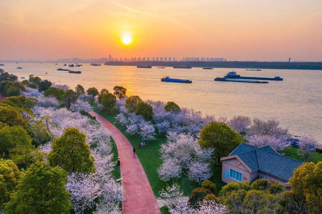 建成的幕燕滨江风光带和燕子矶滨江公园成了市民休闲游憩的好去处.内
