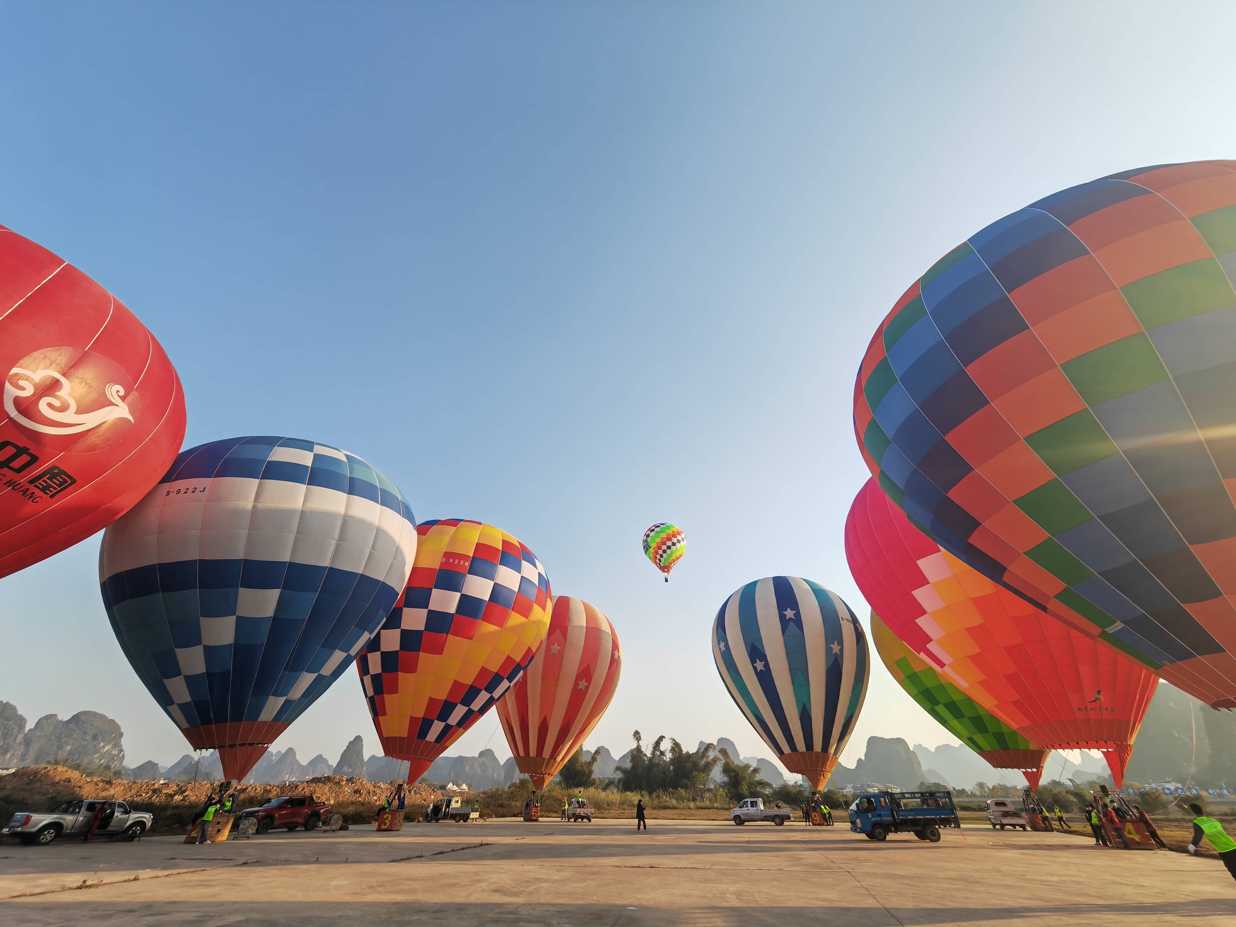 广西首届热气球挑战赛在桂林阳朔举行.