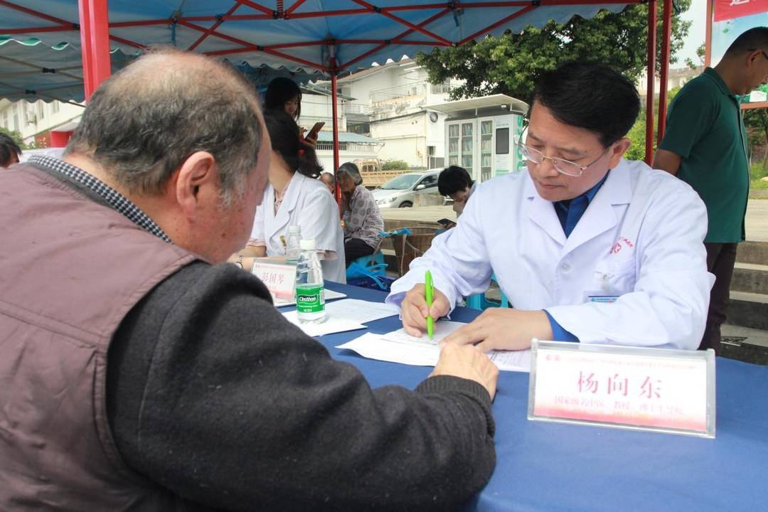 在谈到一名好医生应具备哪些品质时,杨向东告诉记者,一是要具备扎实的