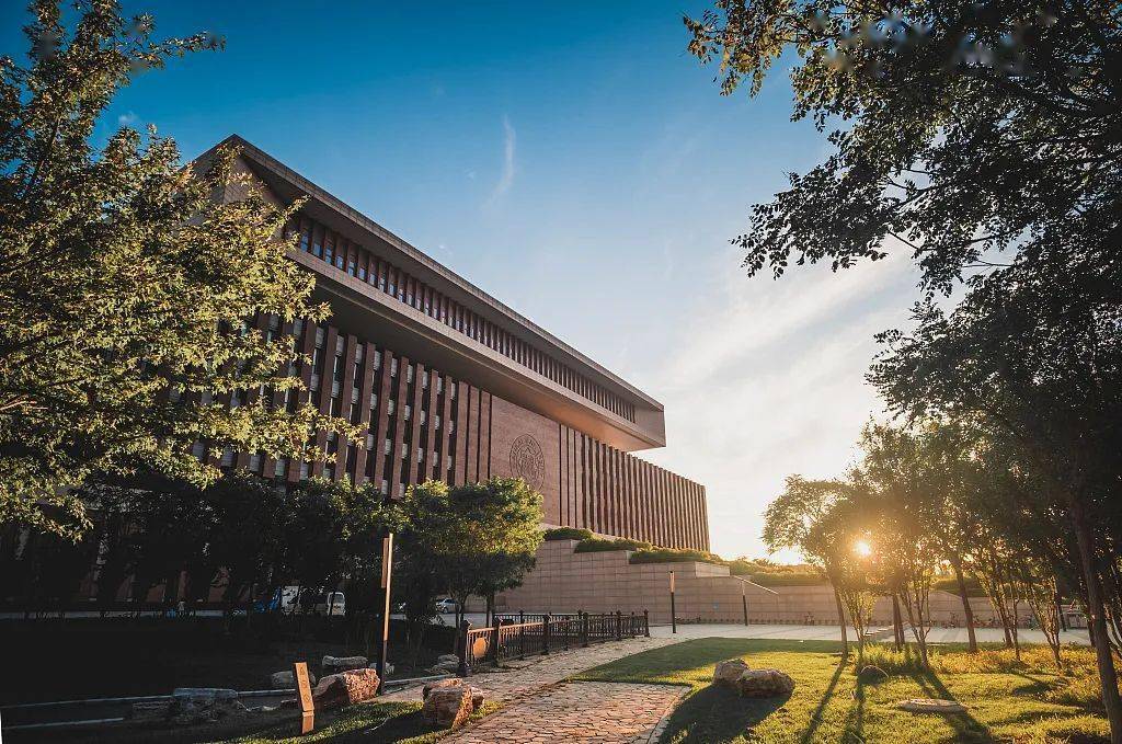 現在的南開大學圖書館戰火已經遠去,現在,各個高校的圖書館興建得越來