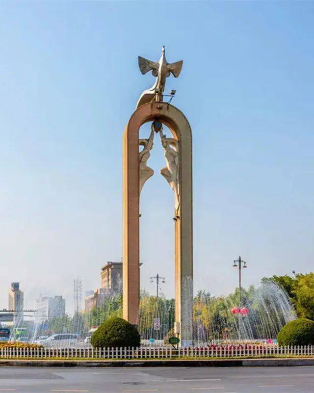 省会城市的标志性建筑_国际会展中心_广场_方圆大厦