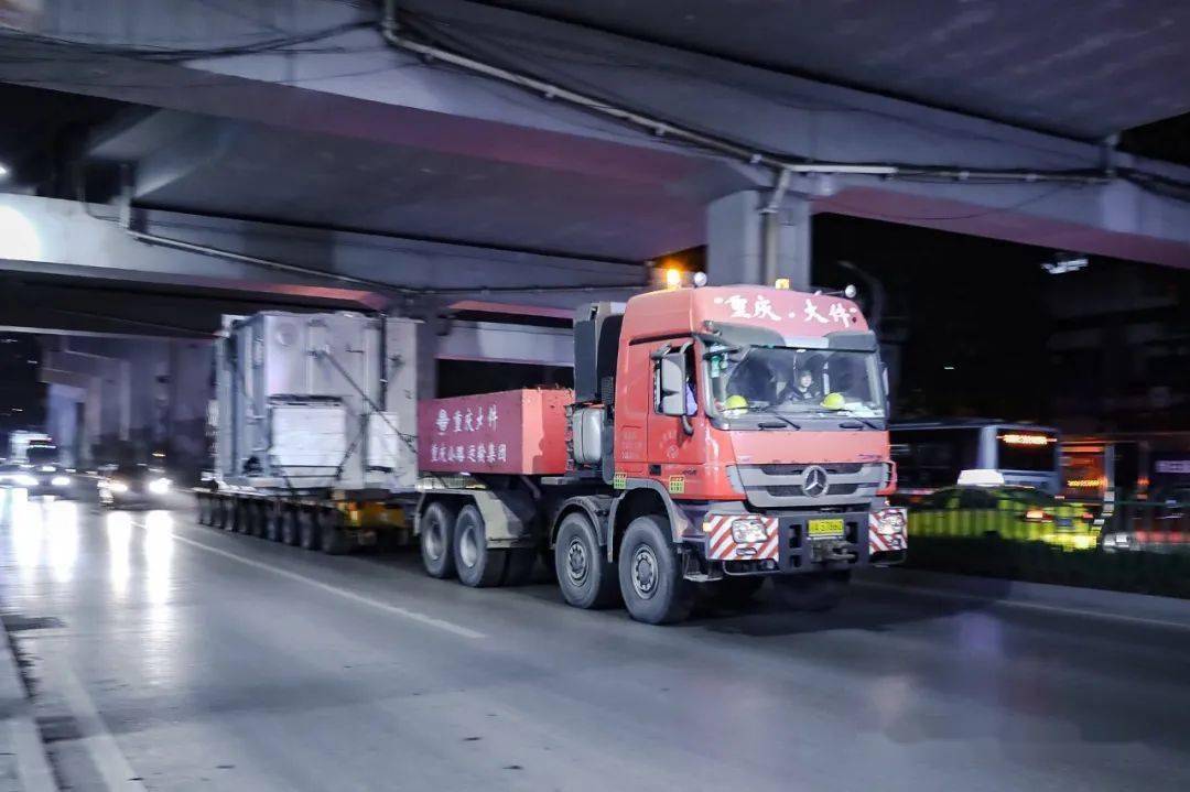 【视频】夜拍奔驰actros 4160 slt 8x8大件牵引车_搜狐汽车_搜狐网