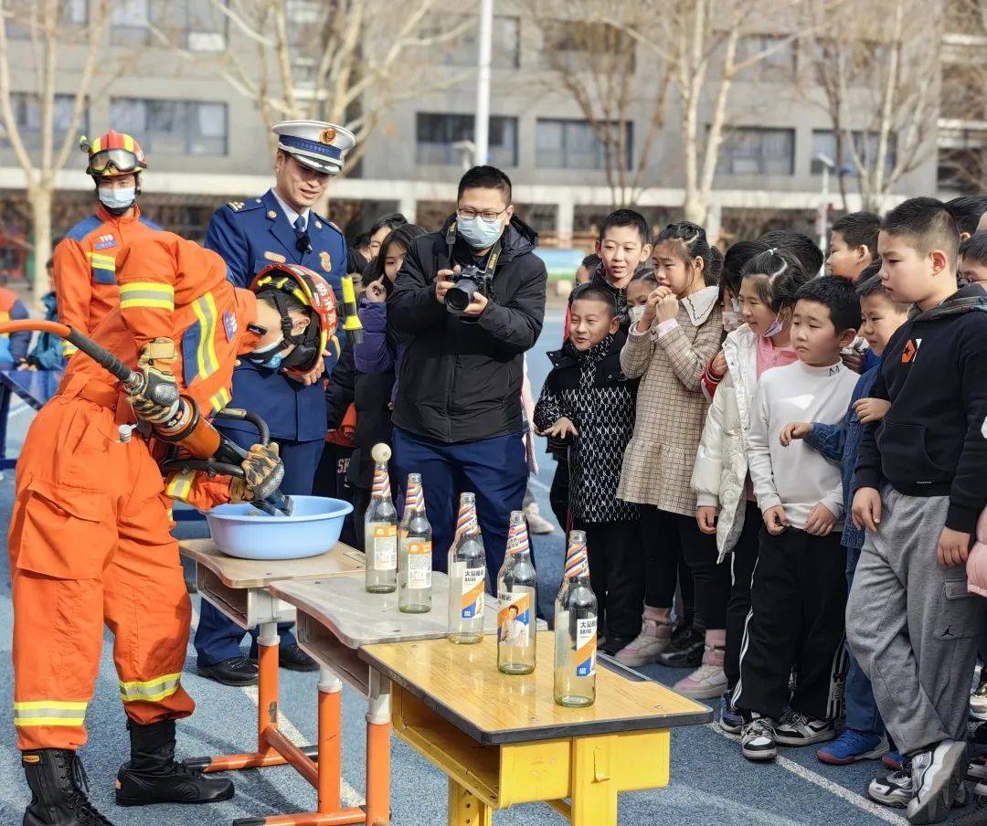 生命绳结、仿实灭火……通州“蓝伴侣”进校园带小伴侣体验“绝地逃生”