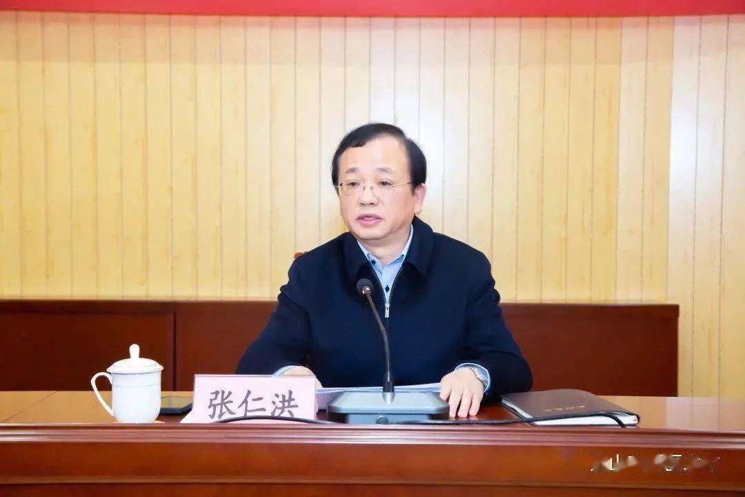 惠山高新区管委会主任,洛社镇镇长张仁洪主持会议