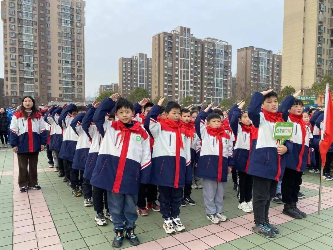 【向阳成长 国旗飘扬】让文明之花绽放校园——羊山外国语小学五(5)