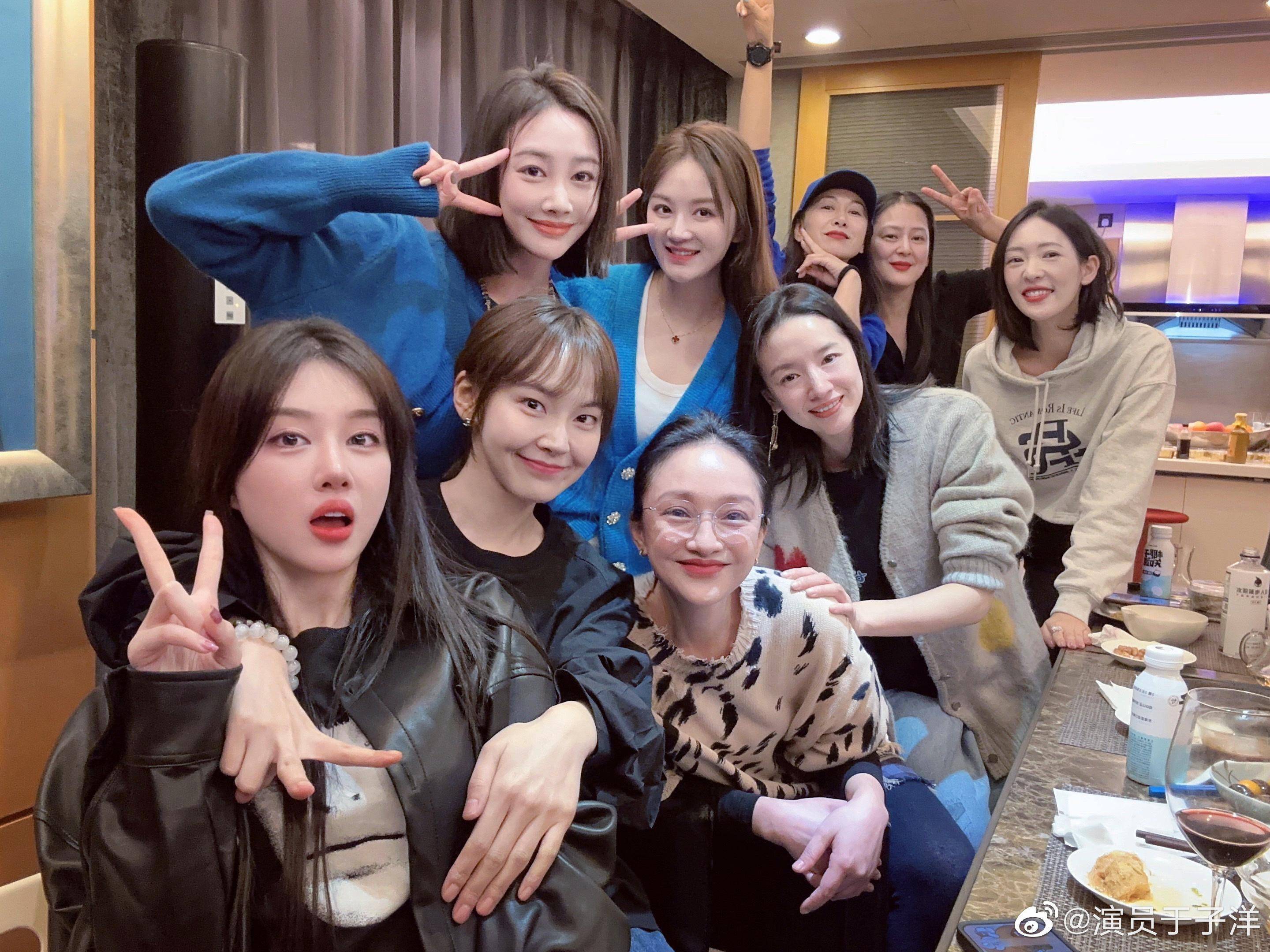 《如懿传》剧组大聚会,周迅董洁童瑶开心合照_黄澜_羊城_范围