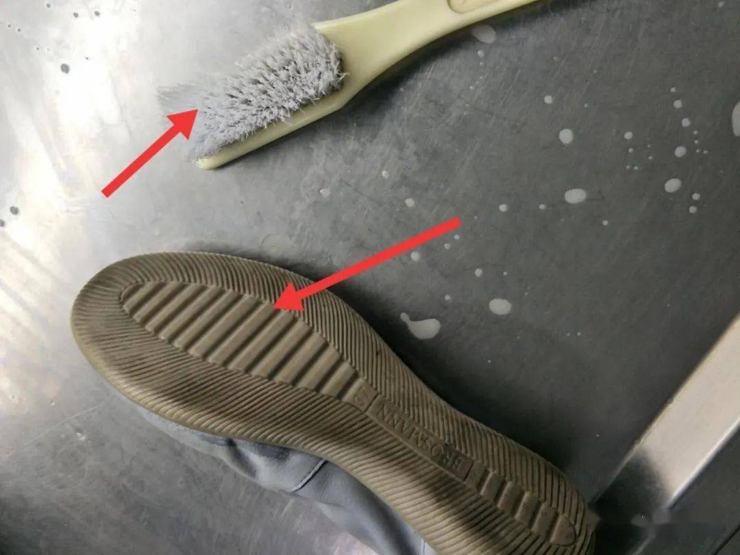 因为脏污的鞋底不清理,容易把洗涤台搞得一塌糊涂.