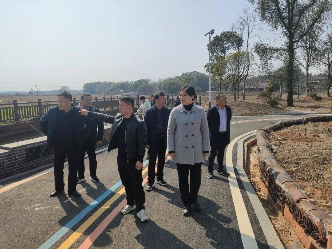 熊敏一行深入脱贫户和监测对象家中,详细了解了"两不愁三保障"情况,并