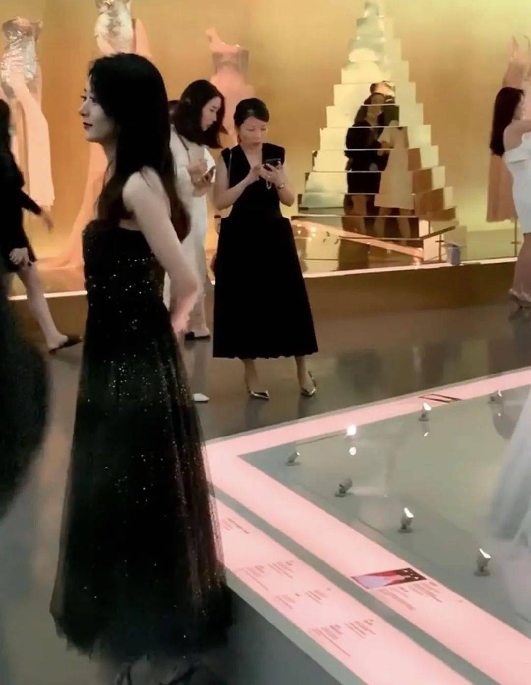 赵丽颖baby"迪奥舞会"现场,一个背手显乖巧,一个大方自信