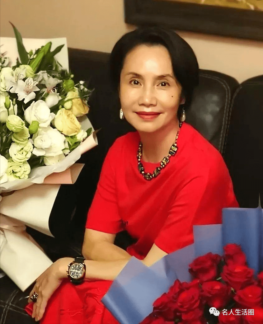 央视主播徐俐:带儿子再婚恩爱幸福,儿子在结婚证上的留言让她泪目_低头_时候_堂叔