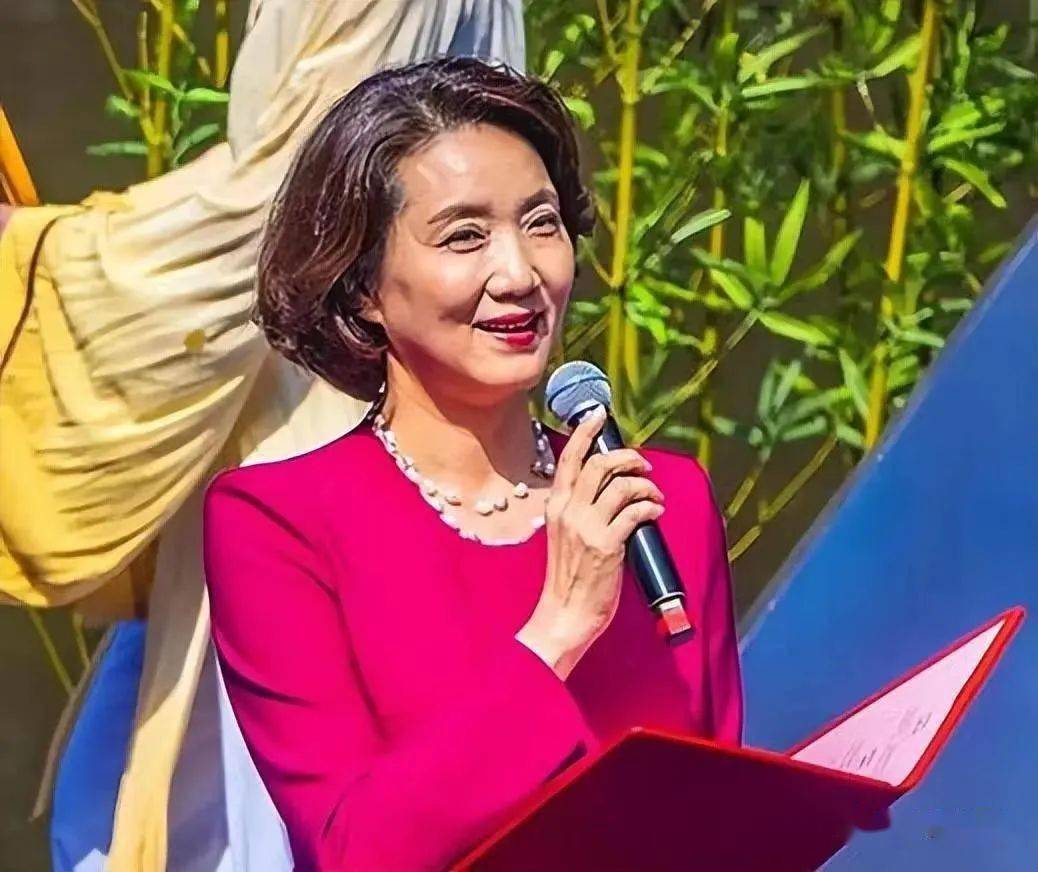 原央视"首席女主播"李修平活动近照:皱纹明显,头发花白,至今无儿无女