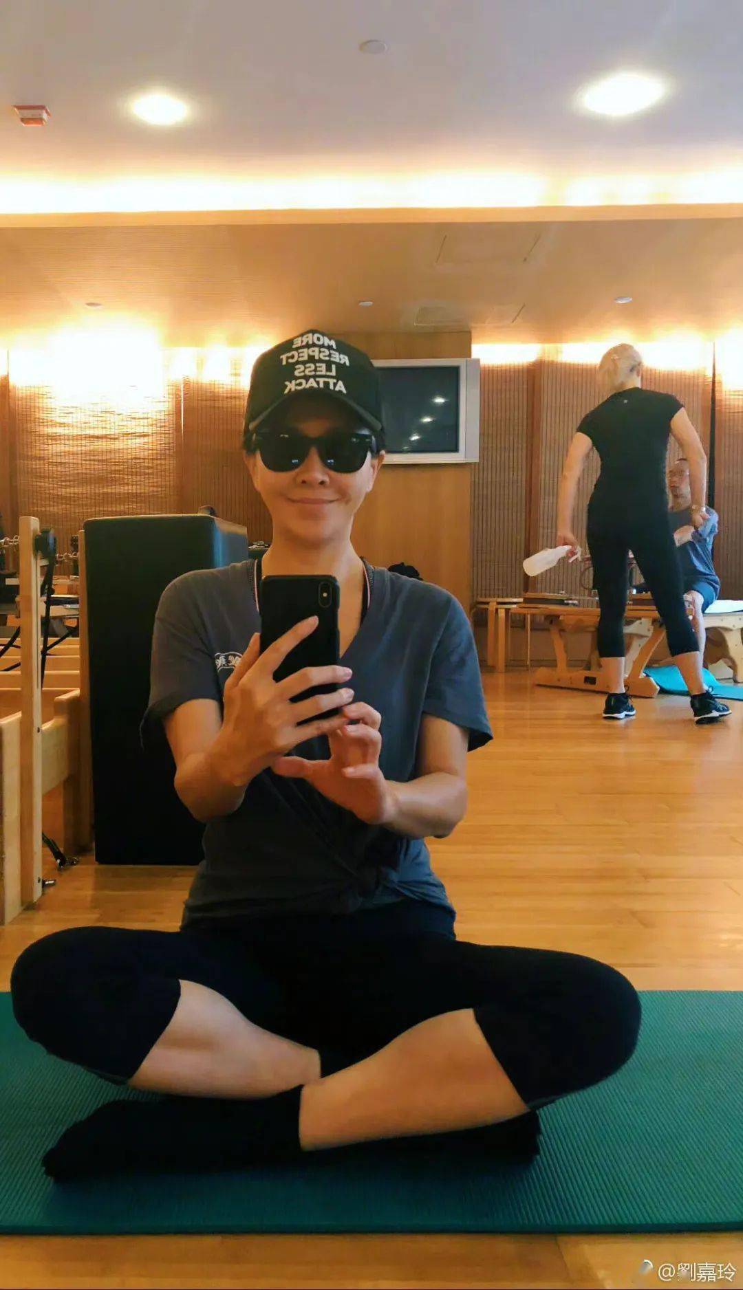 答曰:身材年轻,气质成熟的女人.