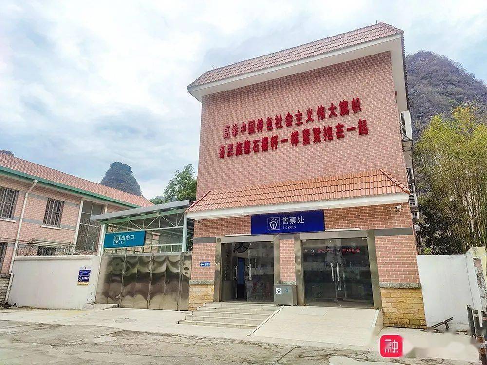 融水的旅客们晚上在火车硬