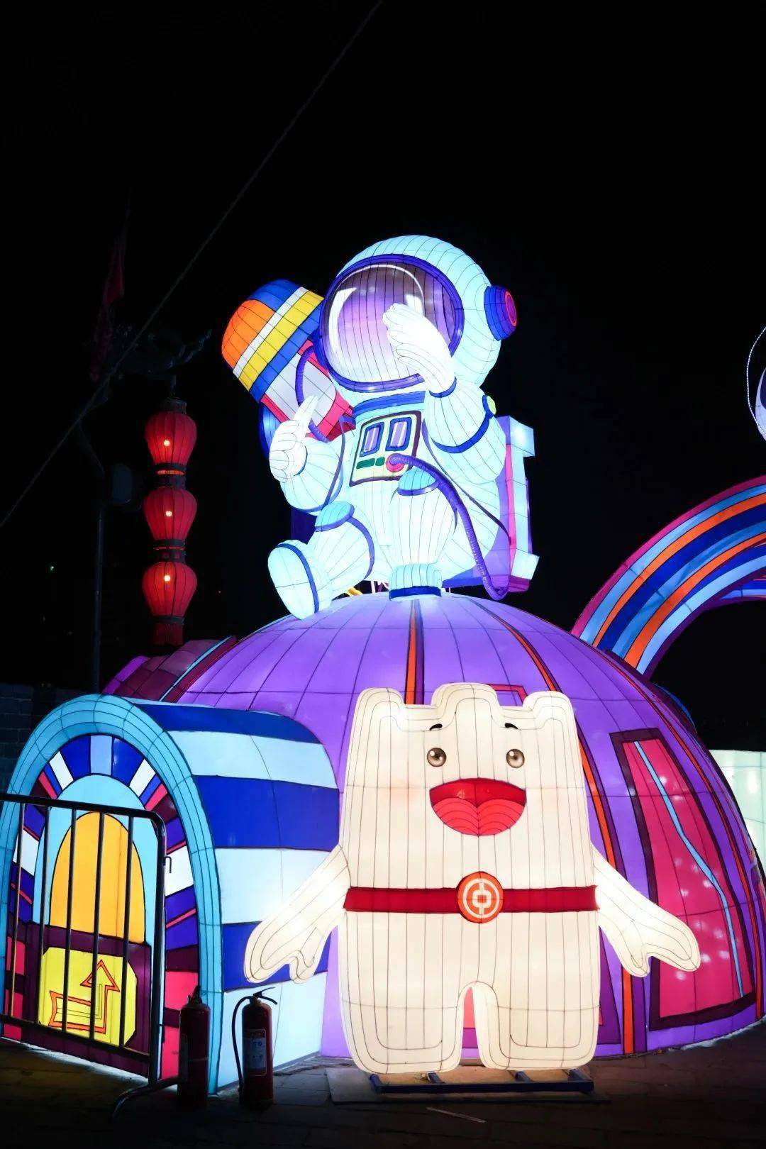 代代相传薪火相承象征着中国精神与中国之梦一艘艘航天花灯编织着新的