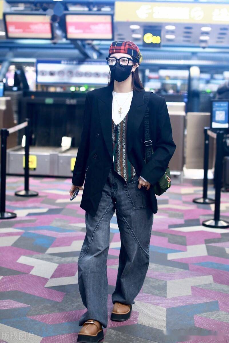 宋妍霏现身北京机场 佩戴黑色眼镜文艺范十足