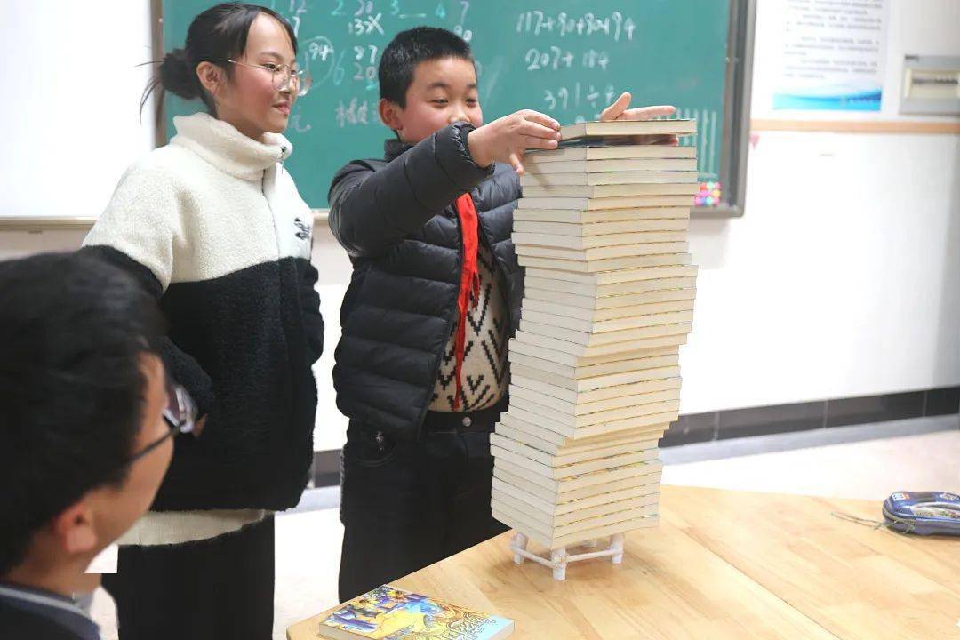 体验纸飞机,橡皮泥牙签高塔,纸牌叠高,纸结构承重等活动