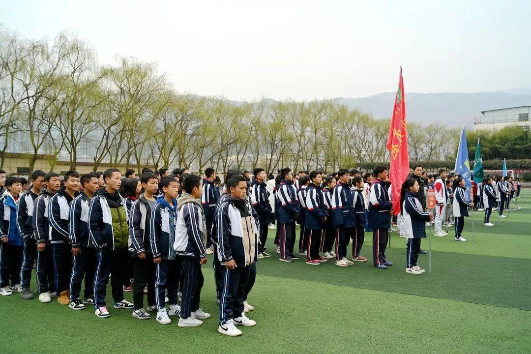来自文昌中学,越西二中,越西中学等8所中学的师生代表团参加开幕式