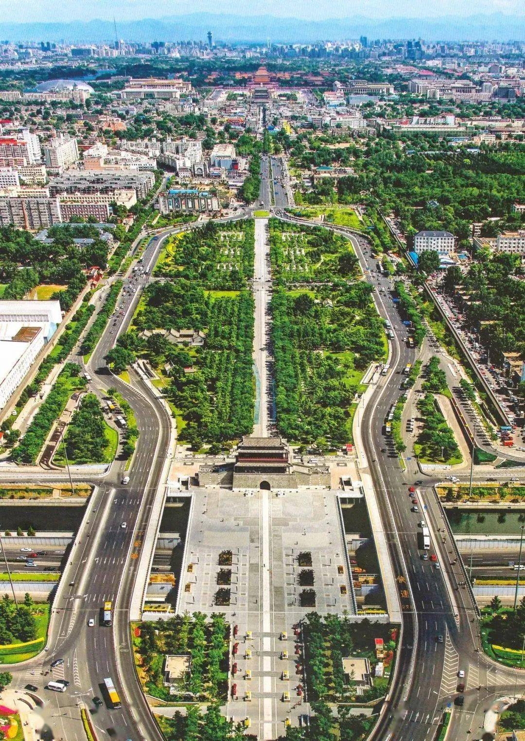 北京中轴线南起永定门,往北经过天坛,正阳门,天安门,故宫,景山,鼓楼