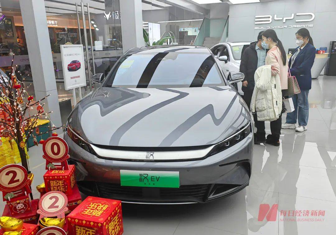 该名工作人员透露,目前店内的2021款汉ev和2021款秦plus ev车型可分别