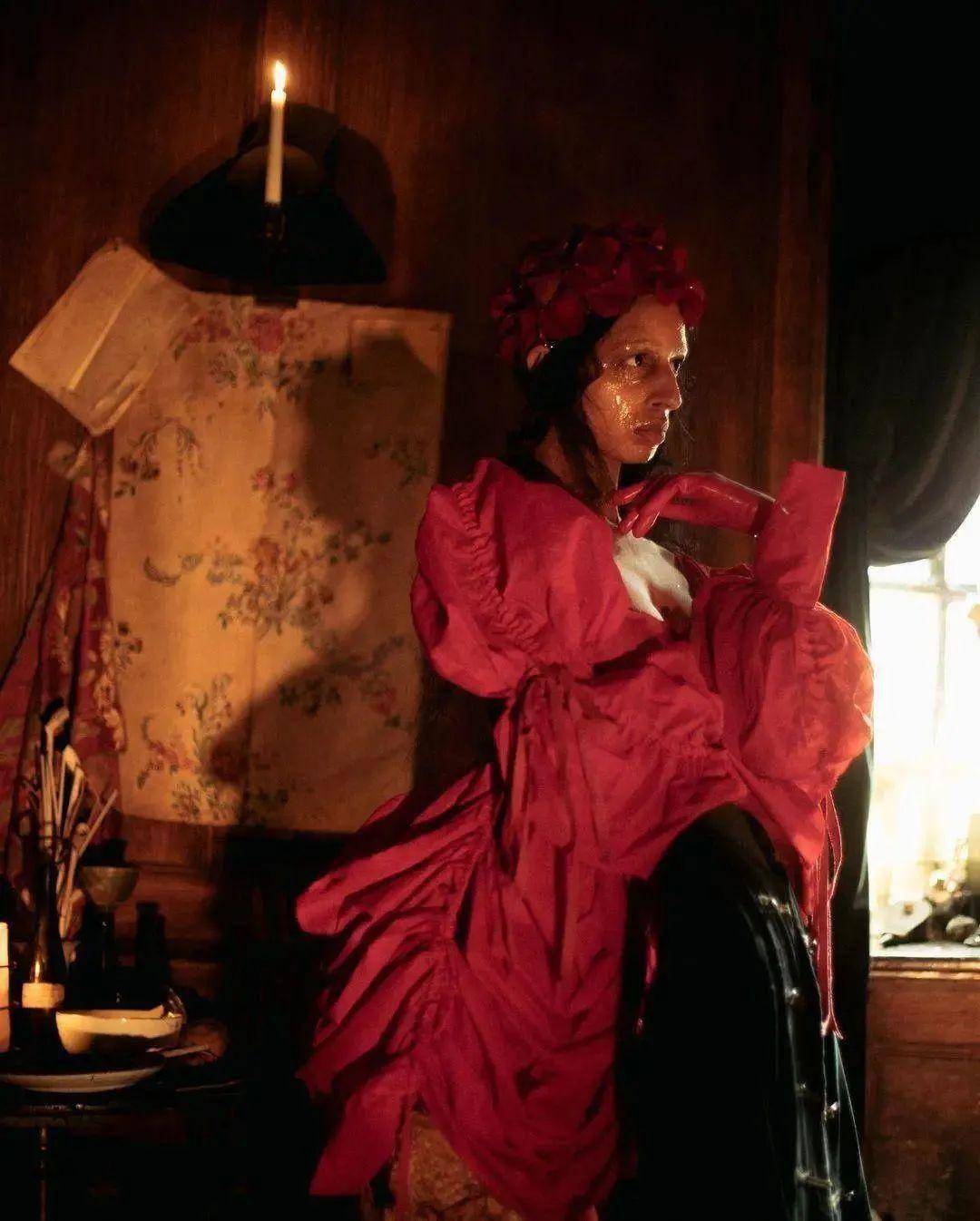 游走于鬼魅性感下的血腥美学,自带浪漫与惊悚的气息,从女性身体力量中