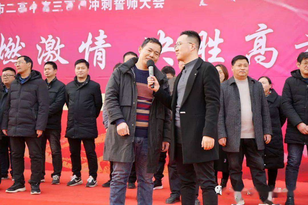 在邢梁老师鼓励在座学生上台时,学生犹如利箭毫不犹豫跑上演讲台,依次