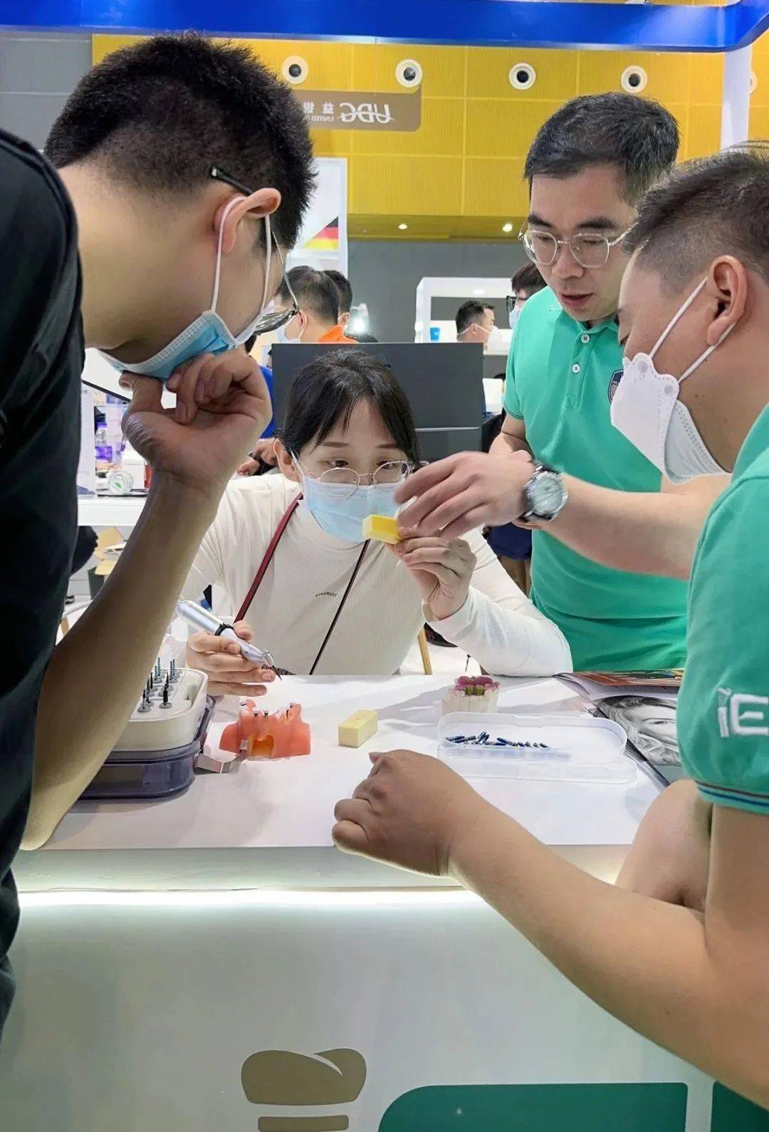 武汉大学口腔医院范兵教授,莅临2023华南展博恩集团展台,体验博恩集团