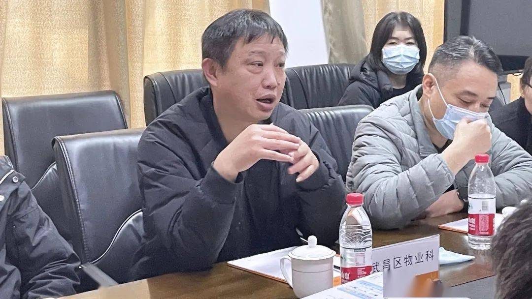 月24日,武昌区房管局物业科王尤雄主任,青山区房管局物业科陈海翔主任