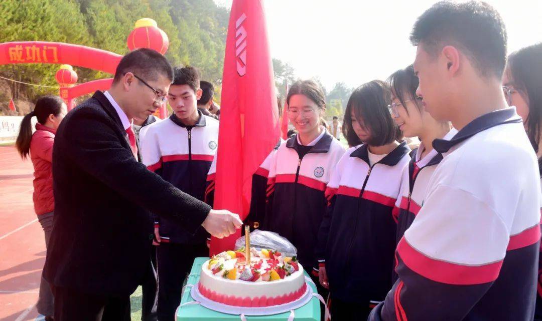 永定城关中学举行2023届高三学子十八岁成人礼仪式暨高考百日誓师大会