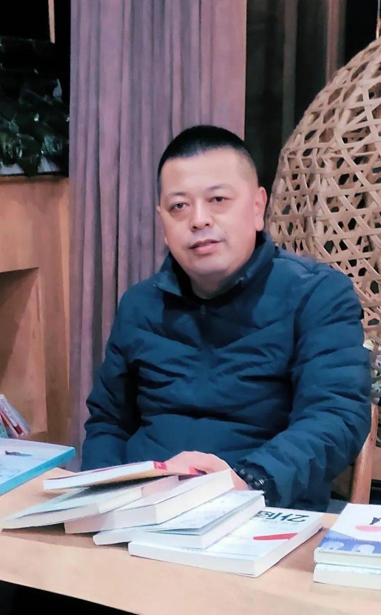 中共党员,吉林省划拉哥文化传媒有限公司董事长,汪清县政协委员