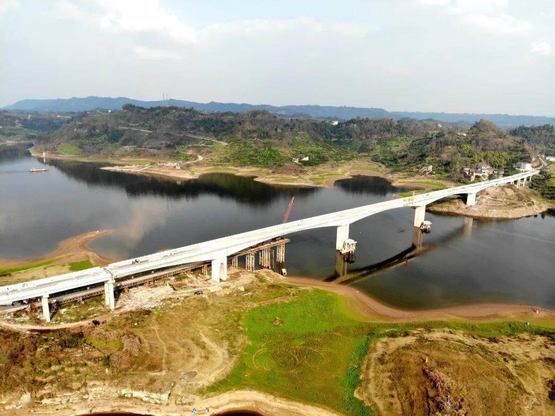 乐温大桥连接龙河镇乐温片区4个村,向东可连接垫江县白家,包家等镇